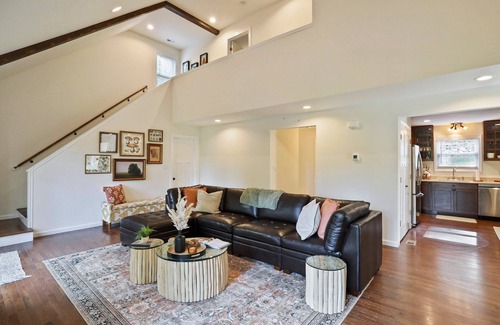 Fishers Hill Casa | On the river ~ hot tub ~ serene river views ~ fire pit