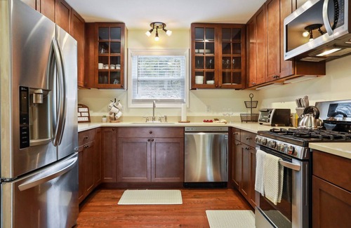 Fishers Hill Casa | On the river ~ hot tub ~ serene river views ~ fire pit