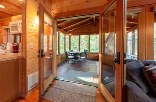 McKenzie Bridge Cabina | On the River Wooded Bliss Cabin near Loloma Lodge
