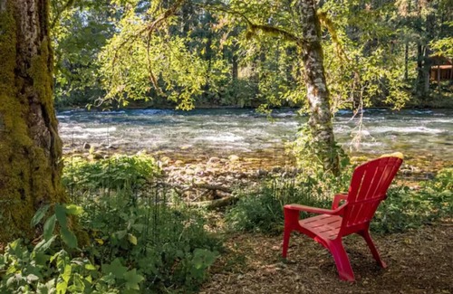 McKenzie Bridge Cabina | On the River Wooded Bliss Cabin near Loloma Lodge
