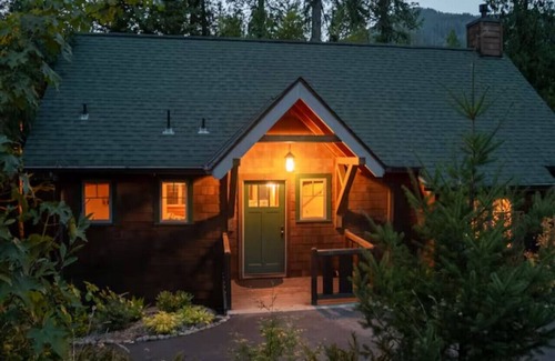 McKenzie Bridge Cabina | On the River Wooded Bliss Cabin near Loloma Lodge