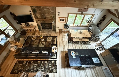 Alpine Lake Apartamento | On the Rocks 4BR w/loft cabin tucked in the woods