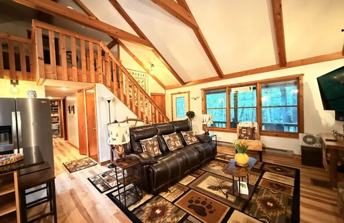 Alpine Lake Apartamento | On the Rocks 4BR w/loft cabin tucked in the woods