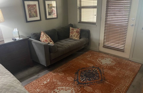 Bend Apartamento | On Widgi Creek golf course. Close to mtn, river and MTB trails