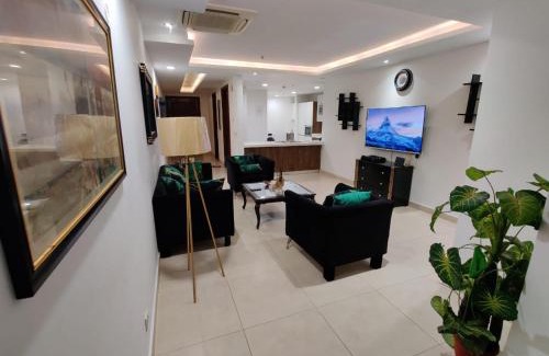 Loralai District Apartamento | One Bed Appartment in GoldCrest Mall and residency DHA Lahore