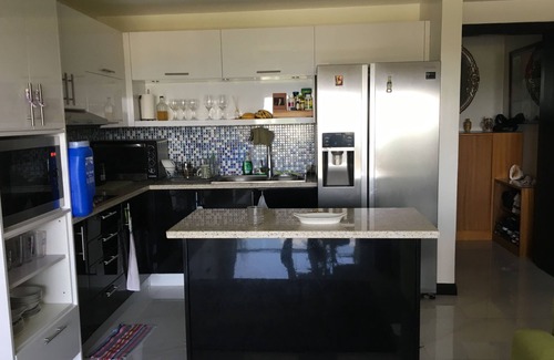 Malabanias Condominio | una habitación, 82 metros cuadrados, amueblada con gusto, W / D, congelador con máquina de hielo, cama King