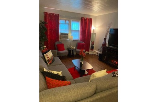 North Chicago Casa | One bedroom apartment located 5 minutes from Great Lakes Navel Base.