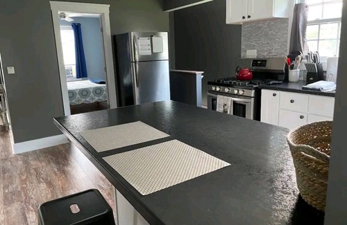 North East Apartamento | One bedroom apartment located near Lake Erie Wine Trail and local fishing.