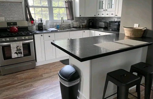 North East Apartamento | One bedroom apartment located near Lake Erie Wine Trail and local fishing.