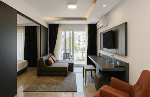 Trikomo Apartamento | One-Bedroom Apartment and Luxury Penthouse in a Poolside Complex