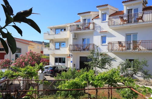Slatine Apartamento | Apartamento de una habitación con balcón y vista al mar Slatine, Ciovo (A-24266-d)