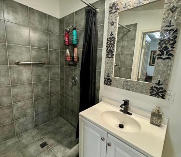 Faubourg Delachaise Apartamento | One bedroom apartment with hot tub 2 blocks to Magazine street