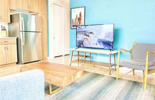 East Village Apartamento | One Bedroom Apartment w/Balcony and City Views!