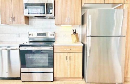 East Village Apartamento | One Bedroom Apartment w/Balcony and City Views!
