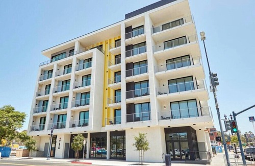 East Village Apartamento | One Bedroom Apartment w/Balcony and City Views!