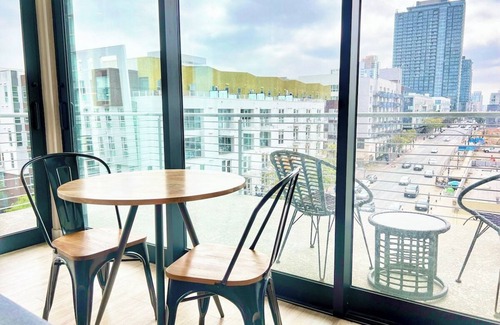East Village Apartamento | One Bedroom Apartment w/Balcony and City Views!