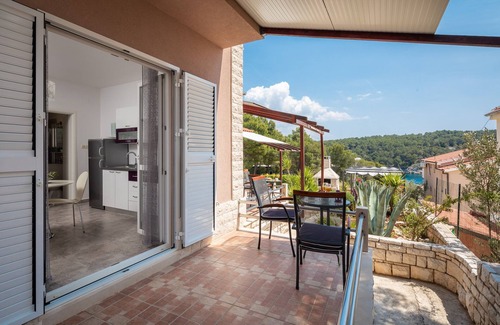 Cove Osibova (Milna) Apartamento | Apartamento de una habitación con terraza y vista al mar Bahía Osibova, Brac (A-12062-c)