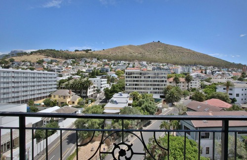 Green Point Apartamento | One Bedroom Apartment with Mountain Views