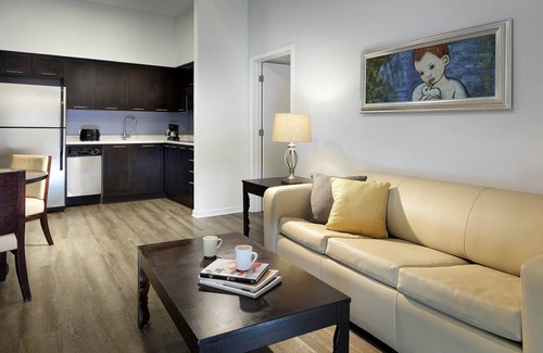Celebration Apartamento | One Bedroom Corner Suite with Terrace near Theme Parks