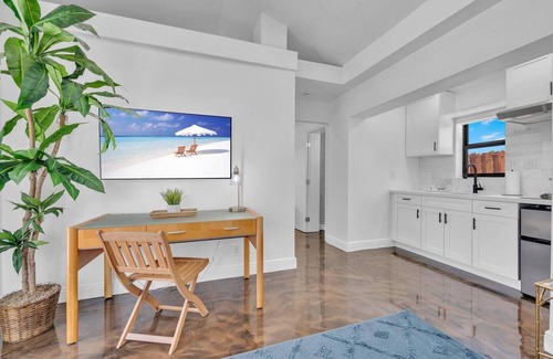 Flagler Village Apartamento | One Bedroom King Suite in a Tropical Retreat Freedom House Fort Lauderdale FL