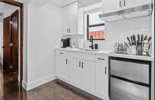 Flagler Village Apartamento | One Bedroom King Suite in a Tropical Retreat Freedom House Fort Lauderdale FL