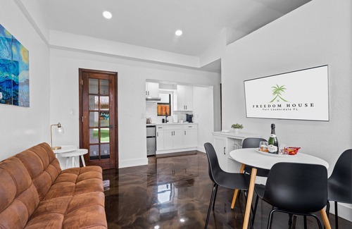 Flagler Village Apartamento | One Bedroom King Suite in a Tropical Retreat Freedom House Fort Lauderdale FL
