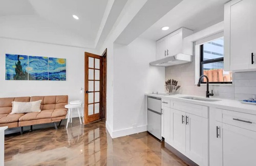 Flagler Village Apartamento | One Bedroom King Suite in a Tropical Retreat Freedom House Fort Lauderdale FL