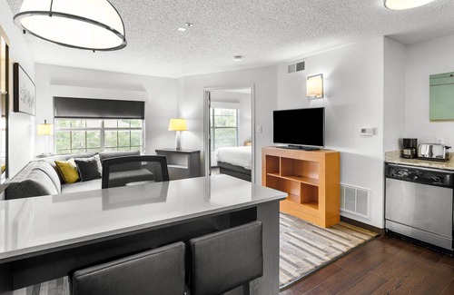 Gateway Apartamento | One Bedroom King Suite - Domain Area with a Pool