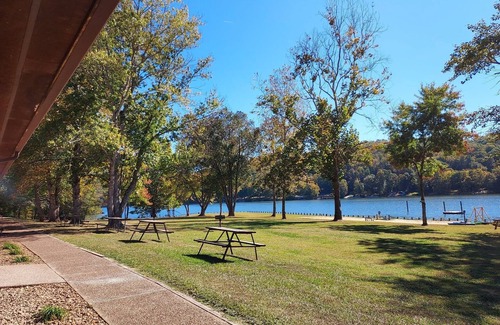 Spring City Cabina | One Bedroom Lake Cabin