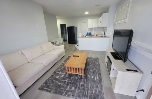 Airdrie Apartamento | One Bedroom on the Pond with a Full Kitchen