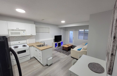 Airdrie Apartamento | One Bedroom on the Pond with a Full Kitchen
