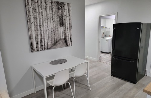 Airdrie Apartamento | One Bedroom on the Pond with a Full Kitchen
