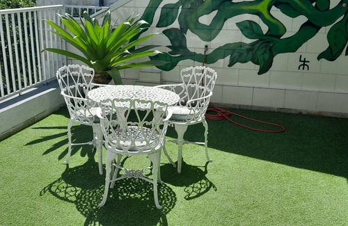 Ipanema Apartamento | Coverage of a bedroom/living room on the block at Ipanema Beach (Posto 9)