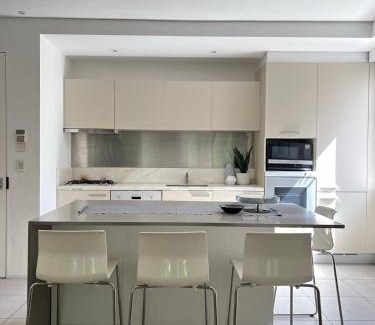 Surry Hills Apartamento | One Bedroom & Study in Surry Hills