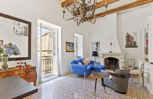 Valletta Apartamento | Vibrant, fun central one bedroom flat in Valletta, Malta. Artists town house