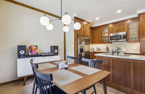 Olympic Valley Condominio | One Bedroom walking distance to Palisades Tahoe!