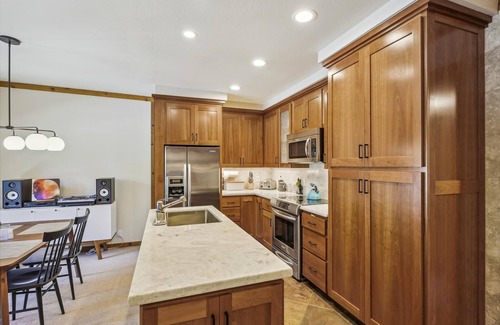 Olympic Valley Condominio | One Bedroom walking distance to Palisades Tahoe!