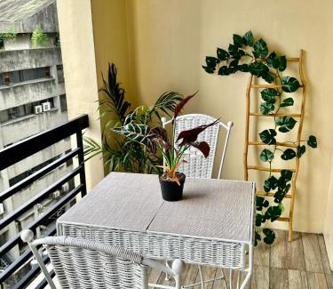 San Lorenzo Apartamento | One Bedroom with Balcony by Christine Suites PH in Greenbelt Radisson