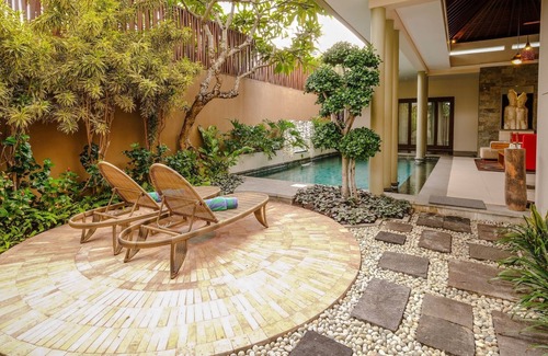 Nakula Villa | Un dormitorio con una gran piscina privada de 36 metros cuadrados, 5 mnt caminando a la playa