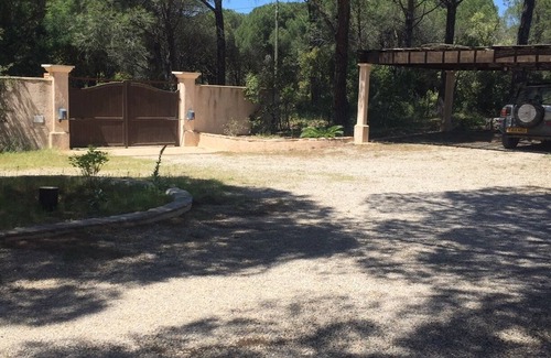 Plan-de-la-Tour Cabaña | Casa de huéspedes independiente de un dormitorio con una gran terraza privada y piscina