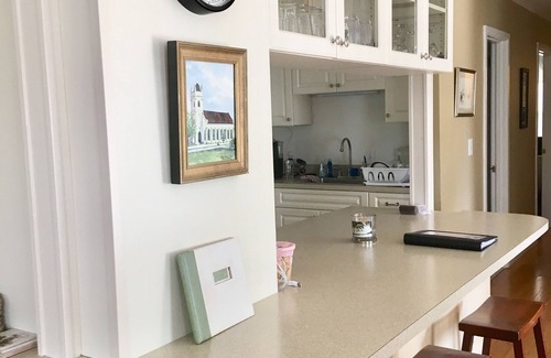 Isle of Palms Casa | A UNA cuadra de la playa! Brillante, actualizado. Mascota amigable. Silla de ruedas accesible.