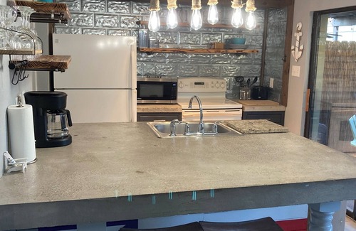 Galveston Casa | One block from Stewart beach, full kitchen & strong Wi-Fi. Near to Cruise Port.