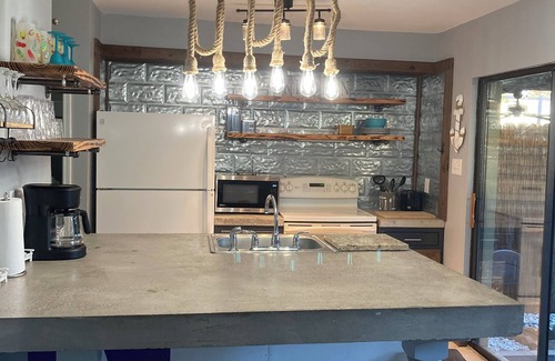 Galveston Casa | One block from Stewart beach, full kitchen & strong Wi-Fi. Near to Cruise Port.
