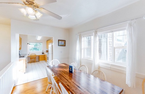 Newport Casa | One block to the ocean & Nye Beach Sunny home w/ fireplace, foosball & WiFi