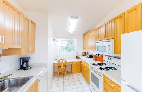 Newport Casa | One block to the ocean & Nye Beach Sunny home w/ fireplace, foosball & WiFi