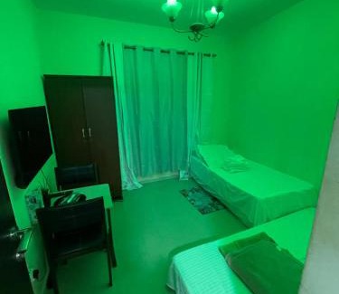 Al Muraqqabat Apartamento | One cozy room available Metro train walkable