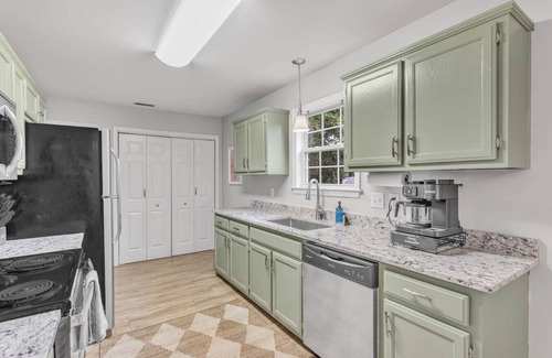Spring Hill Casa | One-Level 3BR, Yard & Firepit