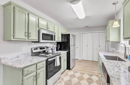 Spring Hill Casa | One-Level 3BR, Yard & Firepit