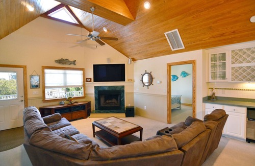 Avon Casa | Cozy, Spacious 4 Bedroom House with Pool, Large Docks and Canal Access