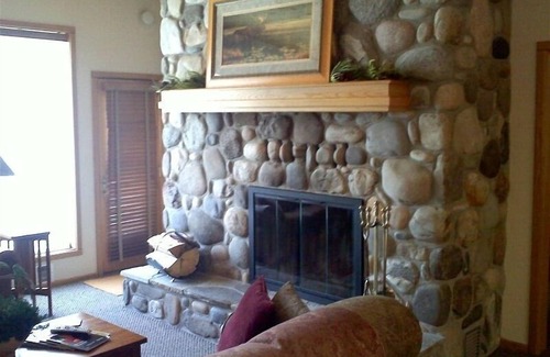 Big Sky Meadow Village Condominio | One Level Golf / Fishing / Hiking / Ski Condo